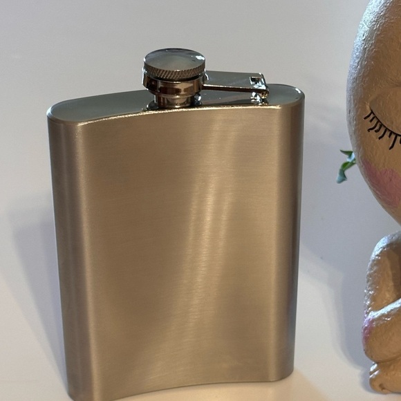 Stainless Steel Flask Skull Crossbones Emblem Faux Leather Wrap 8oz Perfect Gift - Picture 4 of 9